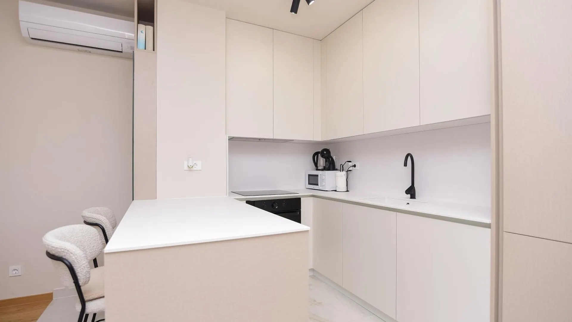 ספליט Beachfront Apartment With Private Garage And Amazing Balcony With Seaview