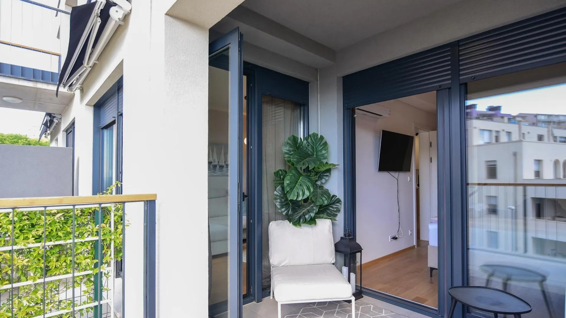 ספליט Beachfront Apartment With Private Garage And Amazing Balcony With Seaview