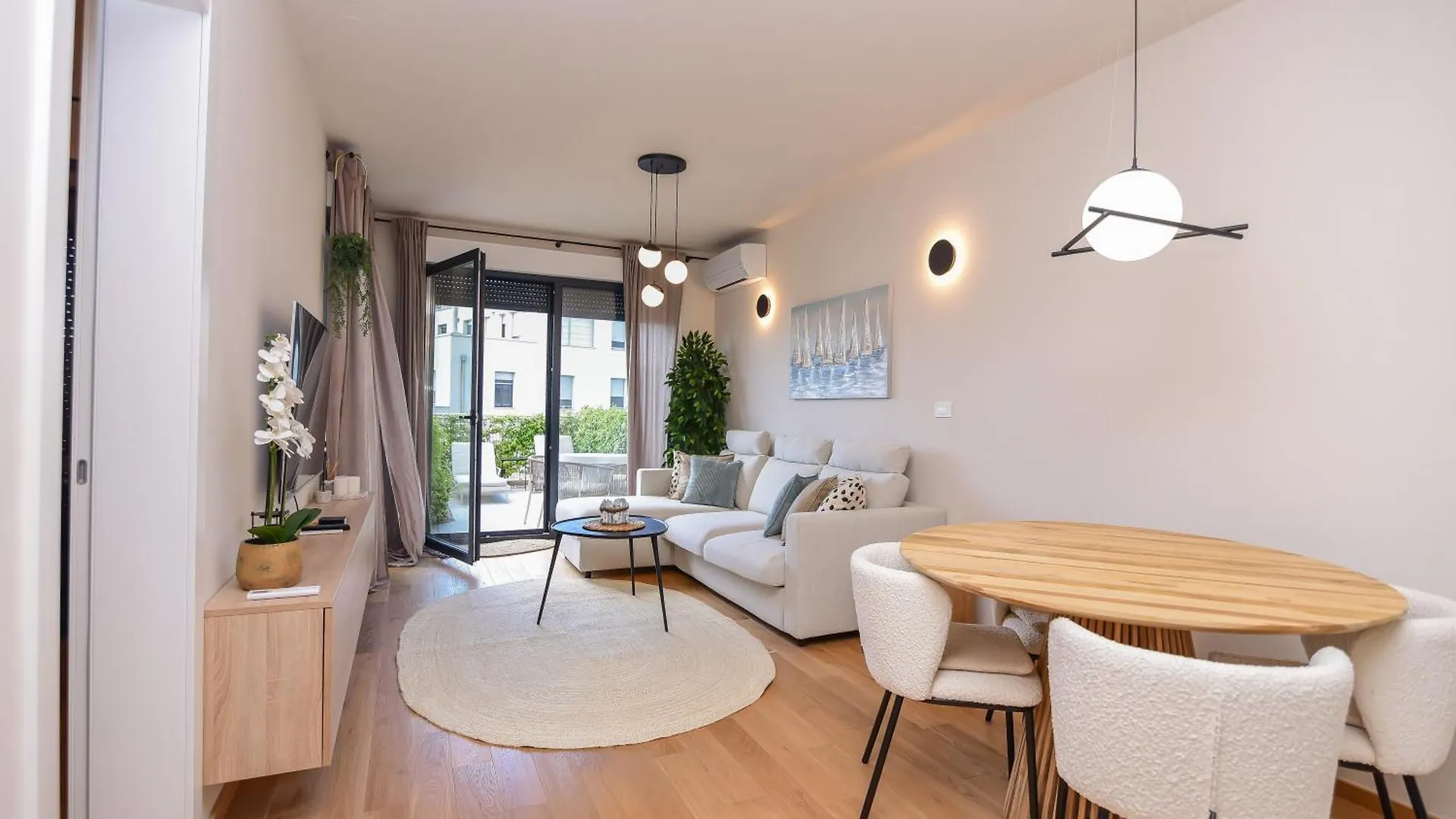 ספליט Beachfront Apartment With Private Garage And Amazing Balcony With Seaview