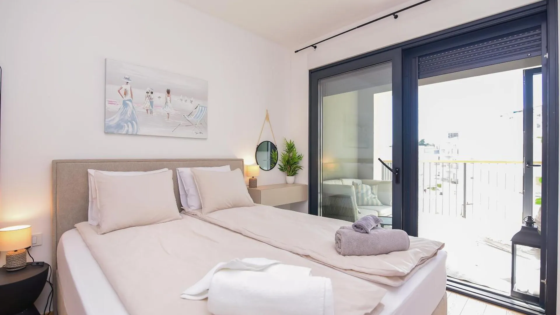 Beachfront Apartment With Private Garage And Amazing Balcony With Seaview 스플리트 0*,  크로아티아