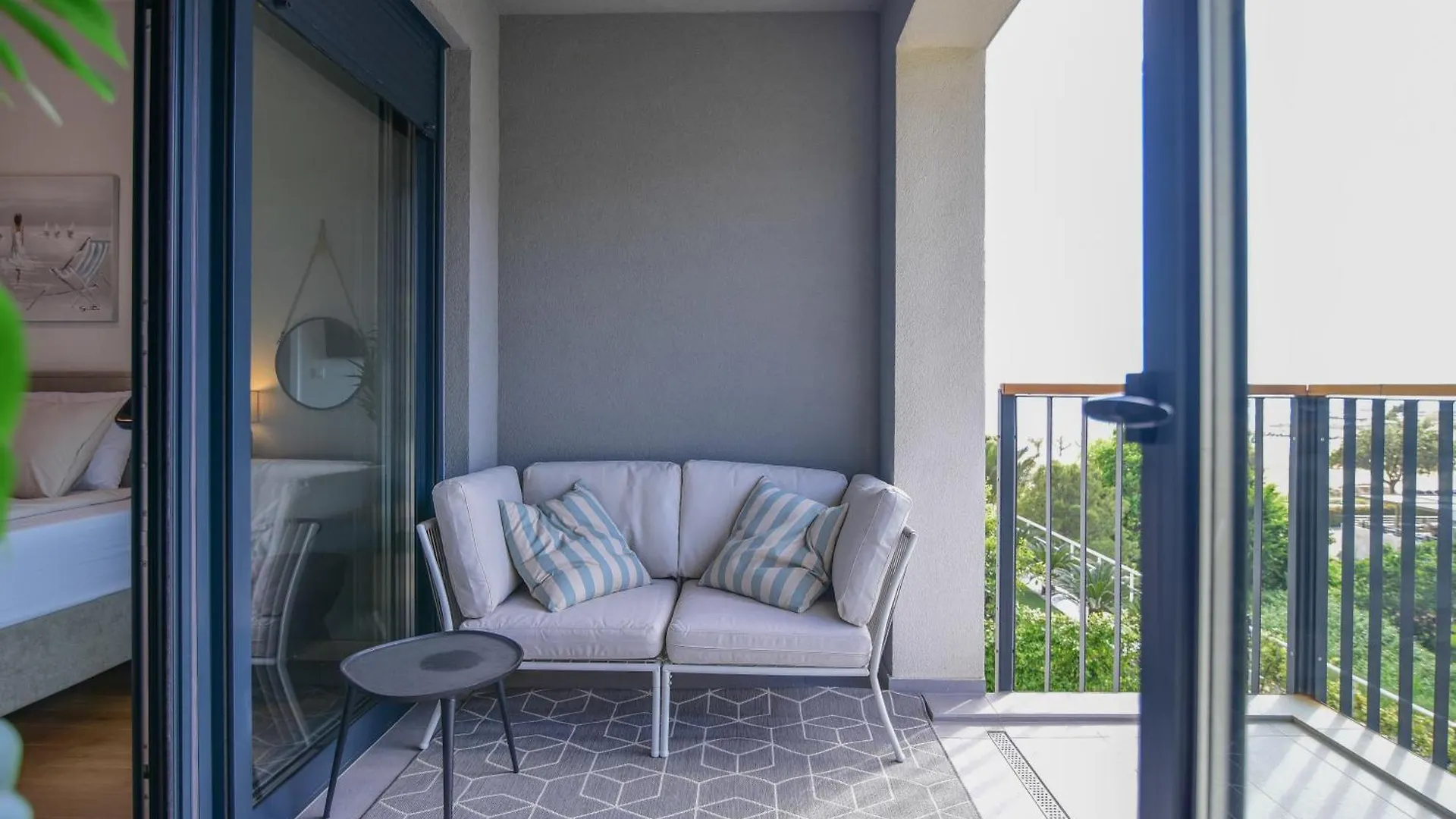 ספליט Beachfront Apartment With Private Garage And Amazing Balcony With Seaview