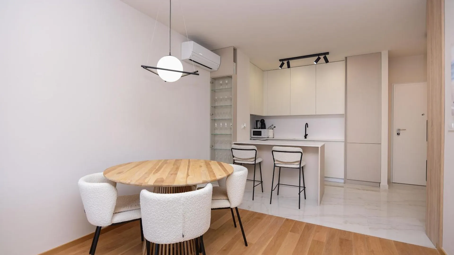 ספליט Beachfront Apartment With Private Garage And Amazing Balcony With Seaview