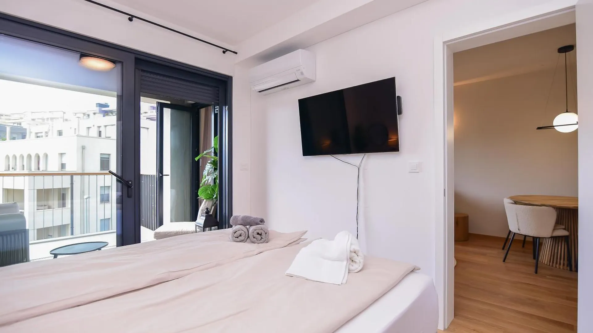 ספליט Beachfront Apartment With Private Garage And Amazing Balcony With Seaview
